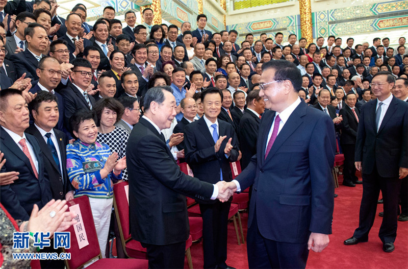 李克强总理会见与会代表